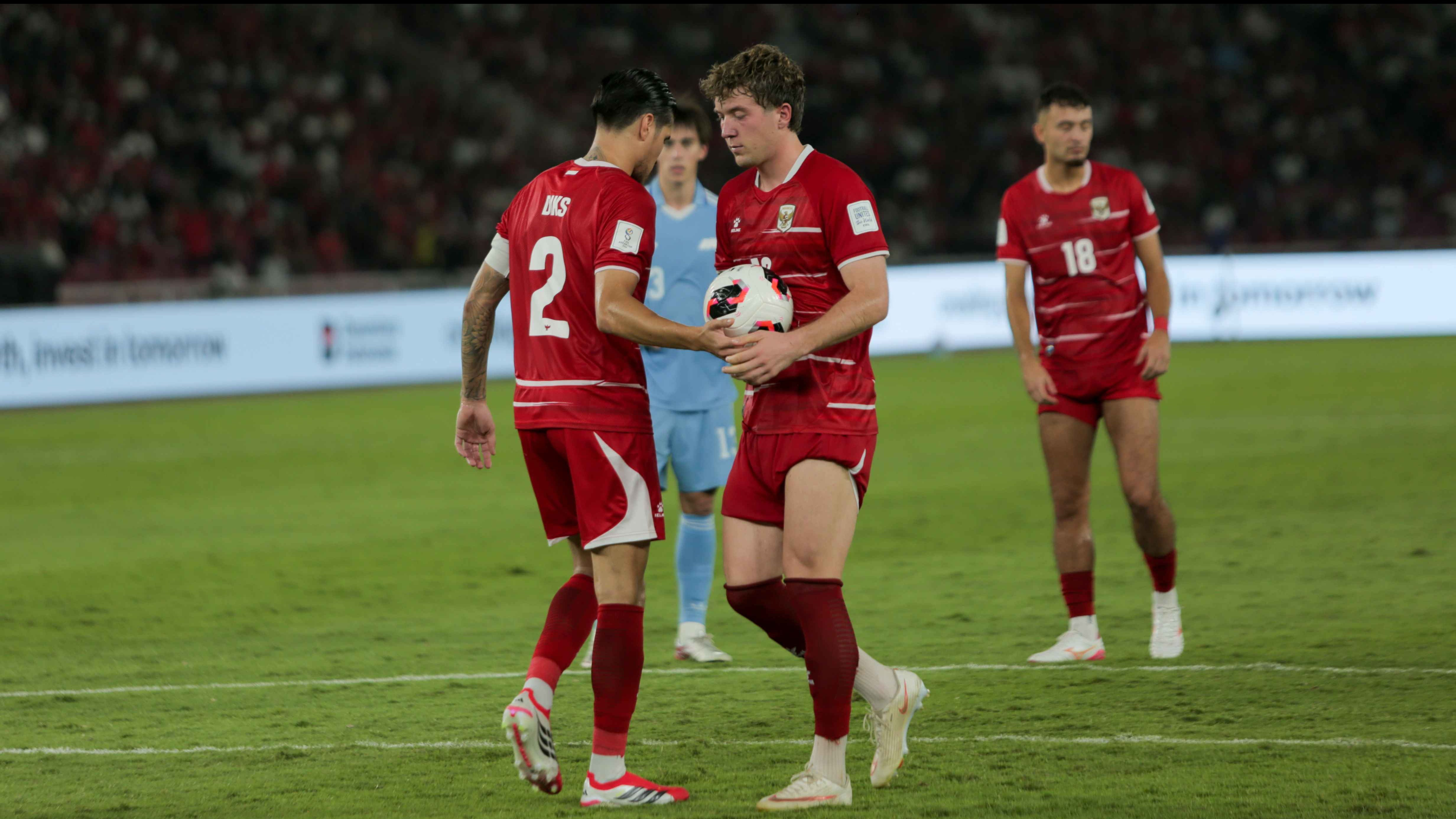 Momen Kevin Diks Menyerahkan Bola kepada Ole Romeny