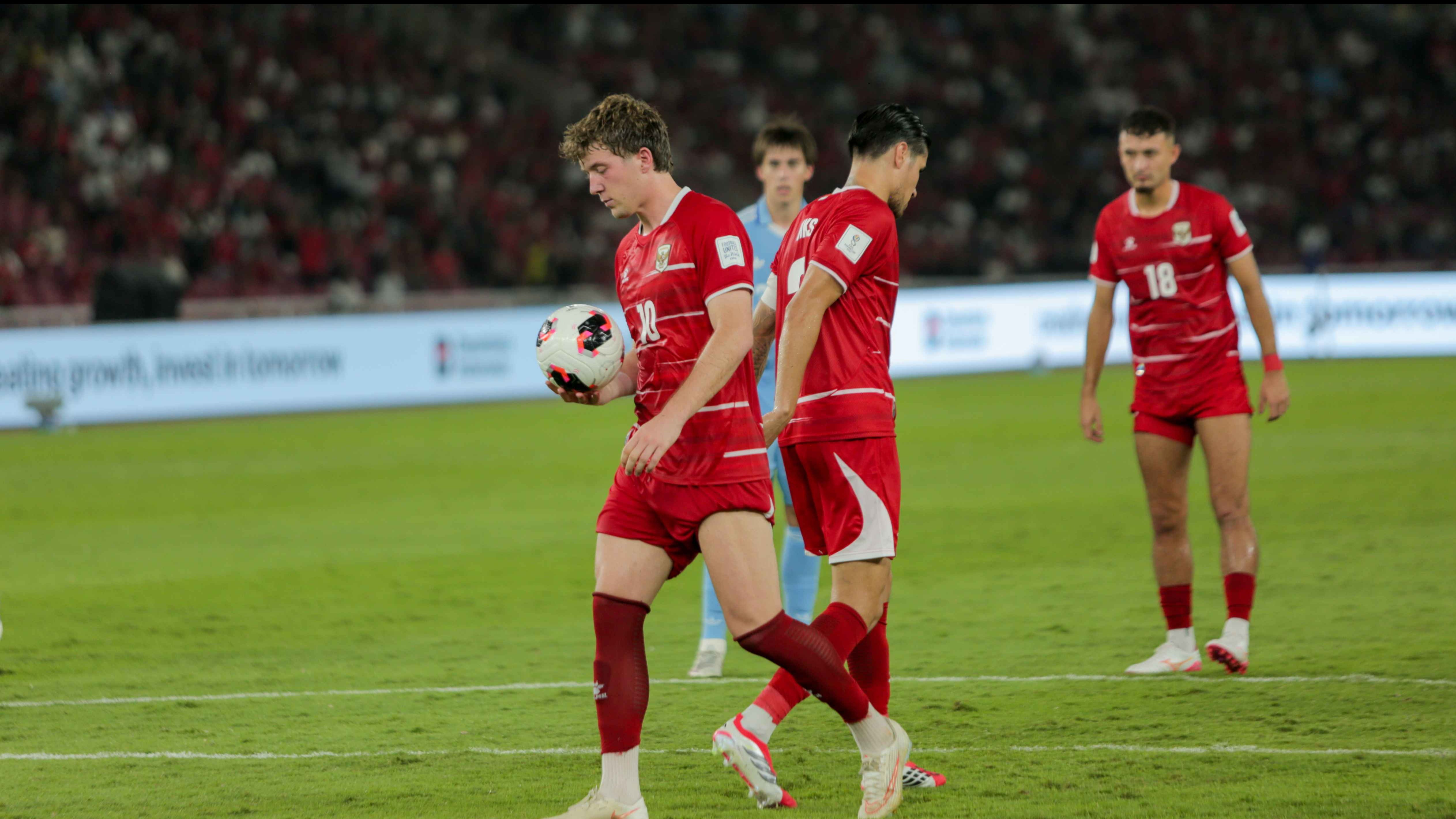 Momen Kevin Diks Menyerahkan Bola kepada Ole Romeny