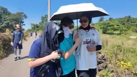 Megawati Hangestri saat bersama pemain Hyundai Hillstate di Pulau Jeju.
