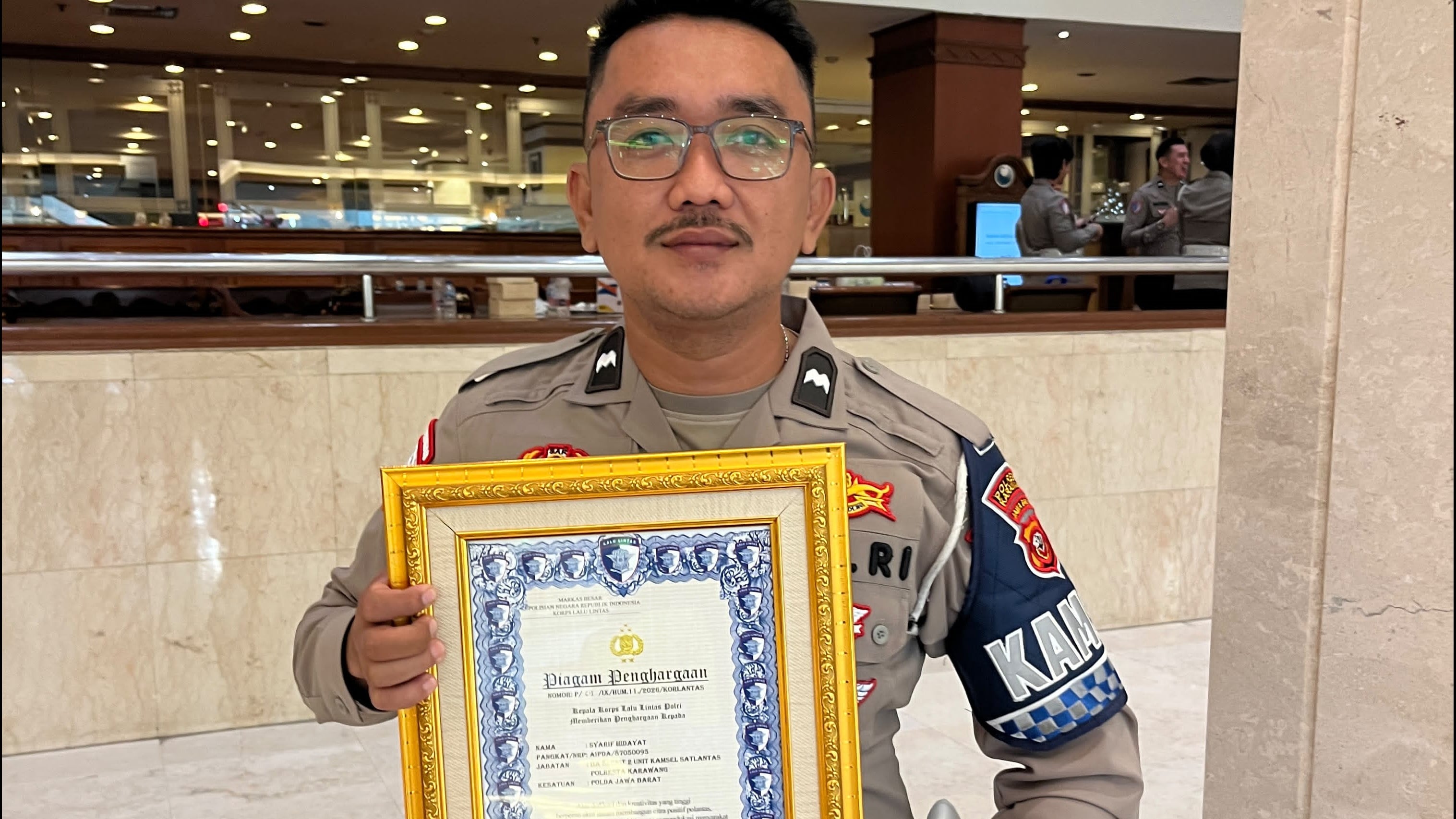 Aktif Bangun Citra Polantas, Anggota Polresta Karawang Dapat Penghargaan dari Kapolri