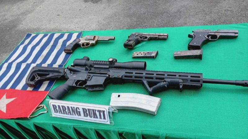 Empat pucuk senjata api yang dipegang anggota KKB Kodap X/Tolikara dan Kodap XXVIII/Yambi diserahkan ke Pangkoops TNI Habema Brigjen TNI Riyanto di Mulia, Kabupaten Puncak Jaya, Papua Tengah.