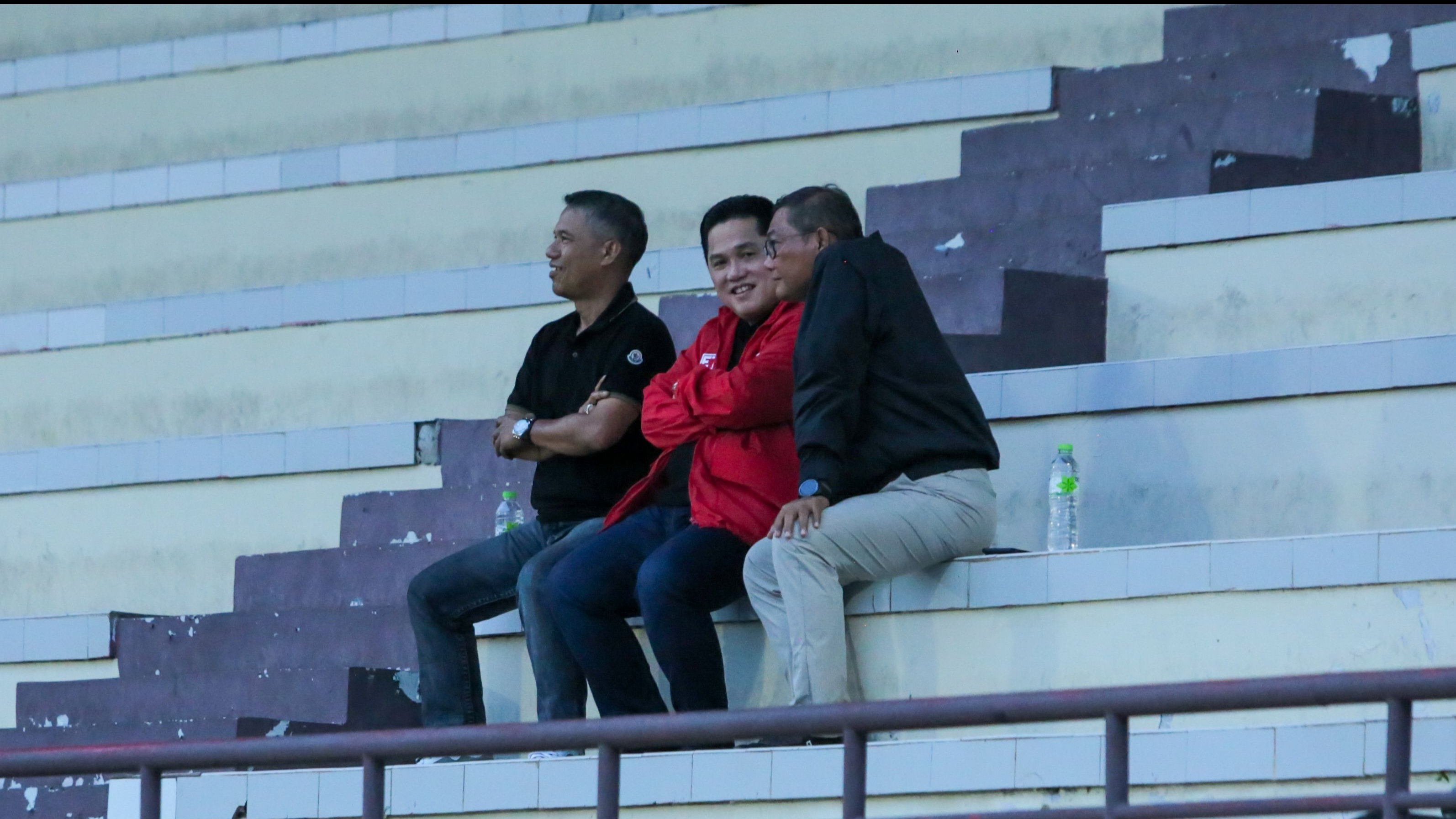 Ketua Umum PSSI Erick Thohir diapit oleh Yunus Nusi dan Sumardji