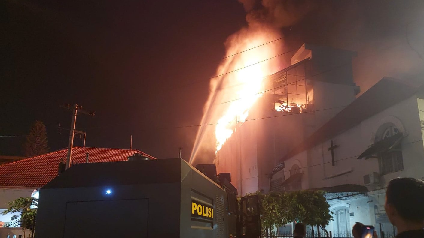 Proses pemadaman api menggunakan mobil water cannon milik Polresta Yogyakarta, Senin (28/9/2026) dini hari. (Dok Humas Polresta Yogyakarta)