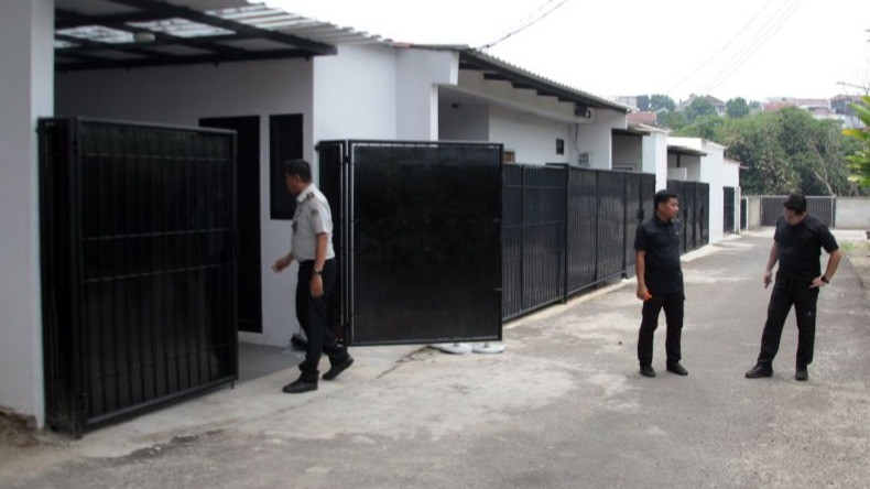 Petugas berjaga di depan rumah yang sebelumnya diperiksa secara mendadak oleh Ombudsman RI di Lapas Kelas IIA Cibinong, Kabupaten Bogor, Jawa Barat, Kamis (24/9).