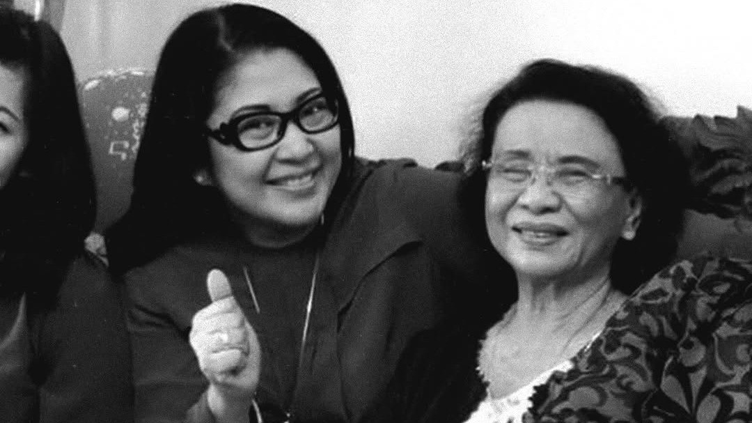 Putri Candrawathi berpose dengan ibunda Ferdy Sambo Oma Ridha Sambo