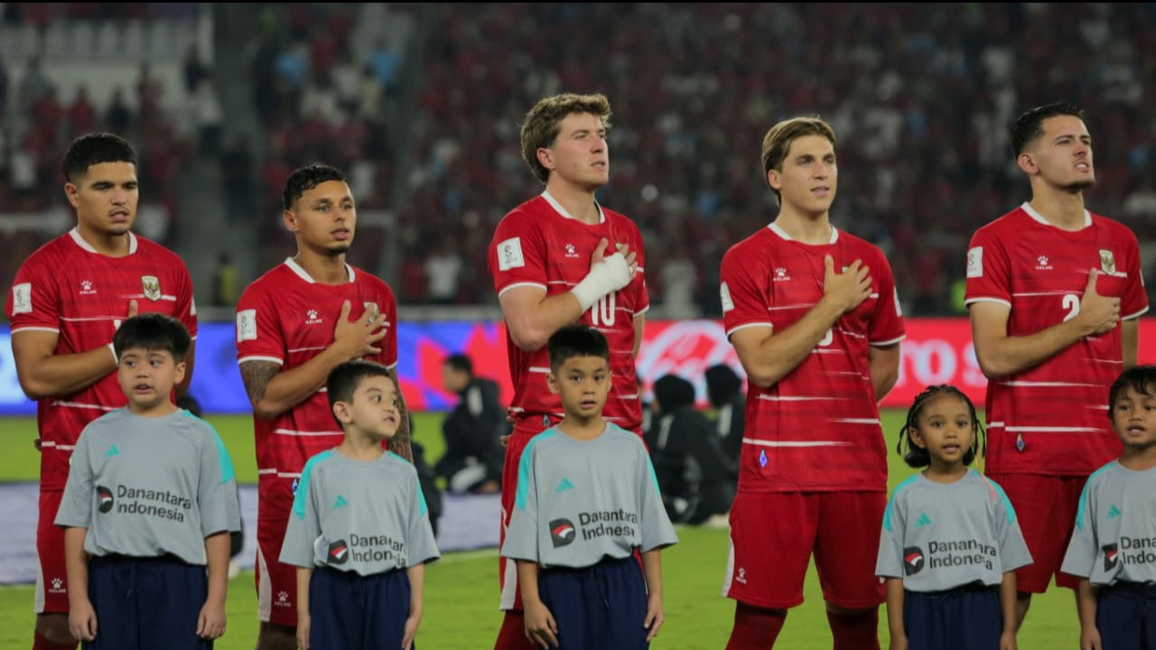 Pemain Timnas Indonesia menyanyikan Indonesia Raya