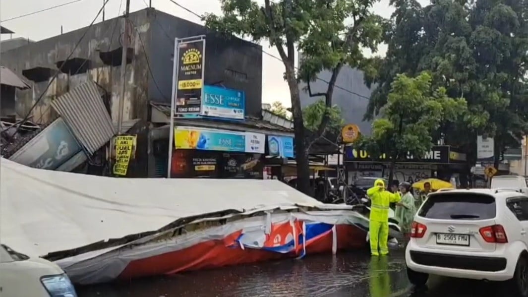 Hujan disertai angin kencang yang melanda Kota Bandung, Jawa Barat, pada Senin sore (28/9/2026) menyebabkan sebuah papan reklame atau billboard roboh.