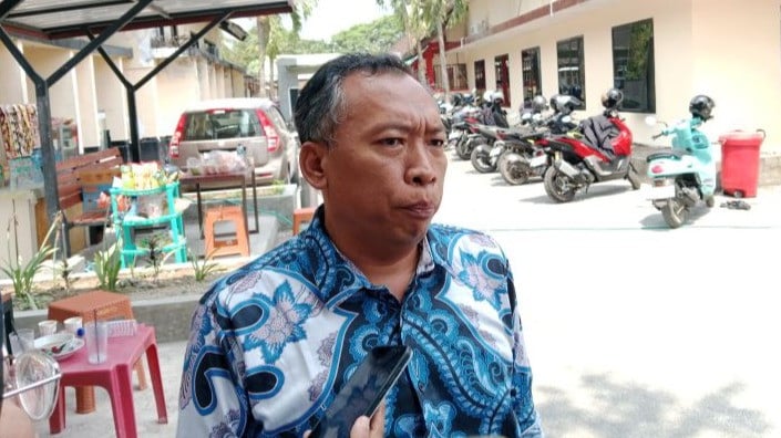 Ketua LPA Mataram Joko Jumadi saat wawancara dengan wartawan di halaman Polres Lombok Tengah, Senin (28/9/2026).