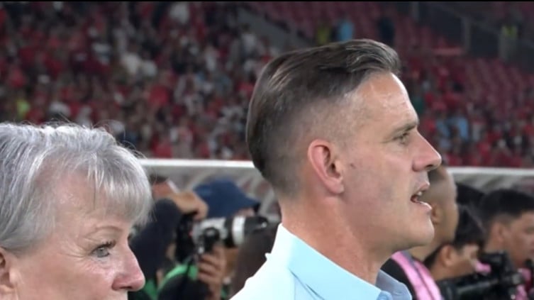 Pelatih Timnas Indonesia John Herdman saat nyanyikan lagu Indonesia Raya