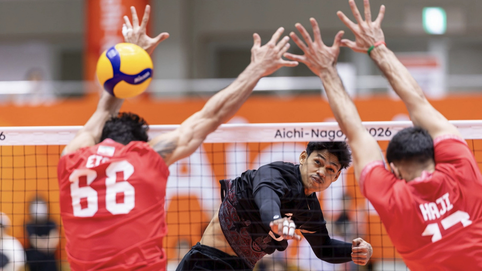 Pemain Timnas Voli Indonesia, Boy Arnez saat beraksi di Asian Games 2026.