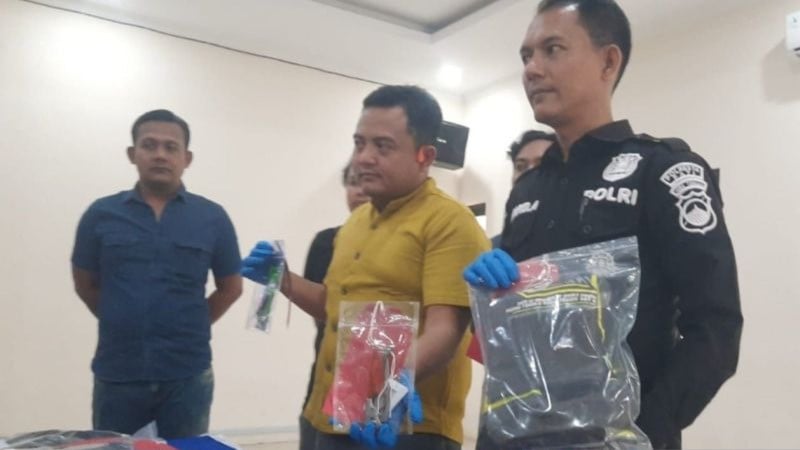 Kasat Reskrim Polresta Pati Kompol Dika Hadian Wiratama (kiri) menunjukkan barang bukti pembunuhan saat konferensi pers di Mako Polresta Pati, Jawa Tengah, Selasa (29/9/2026).