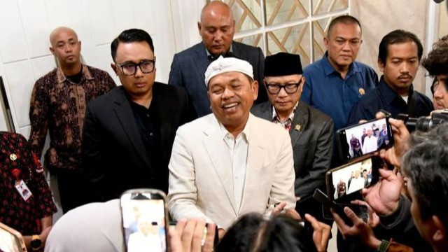 Gubernur Jawa Barat Dedi Mulyadi memberikan keterangan di Bandung.