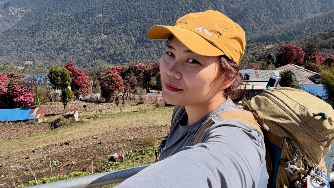 Siti Aqia Nurfadla, istri musisi Fiersa Besari saat berada di Poon Hill, di wilayah pegunungan Himalaya, pegunungan Annapurna, Nepal