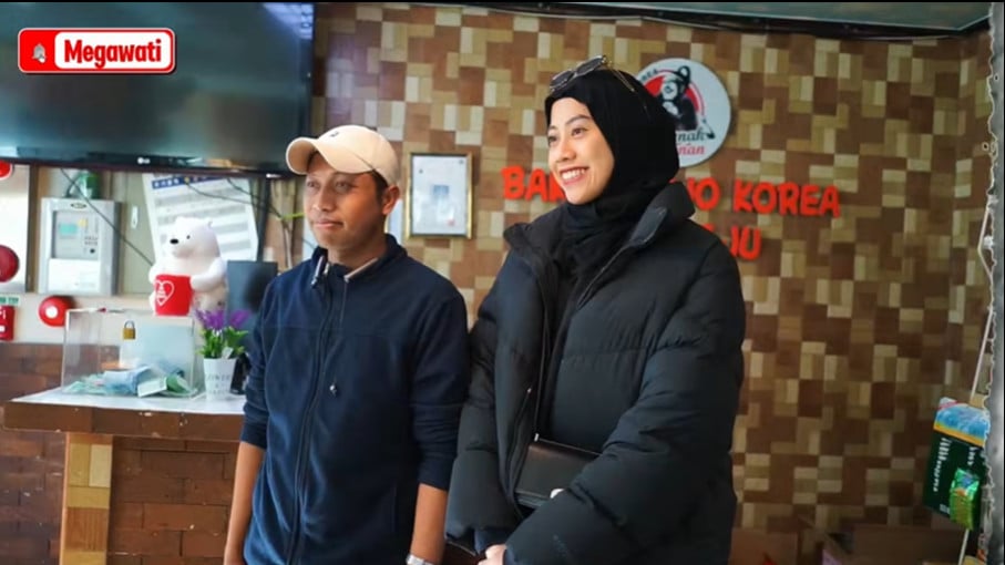 Megawati Hangestri jadi objek foto saat kunjungi warung bakso di Korea