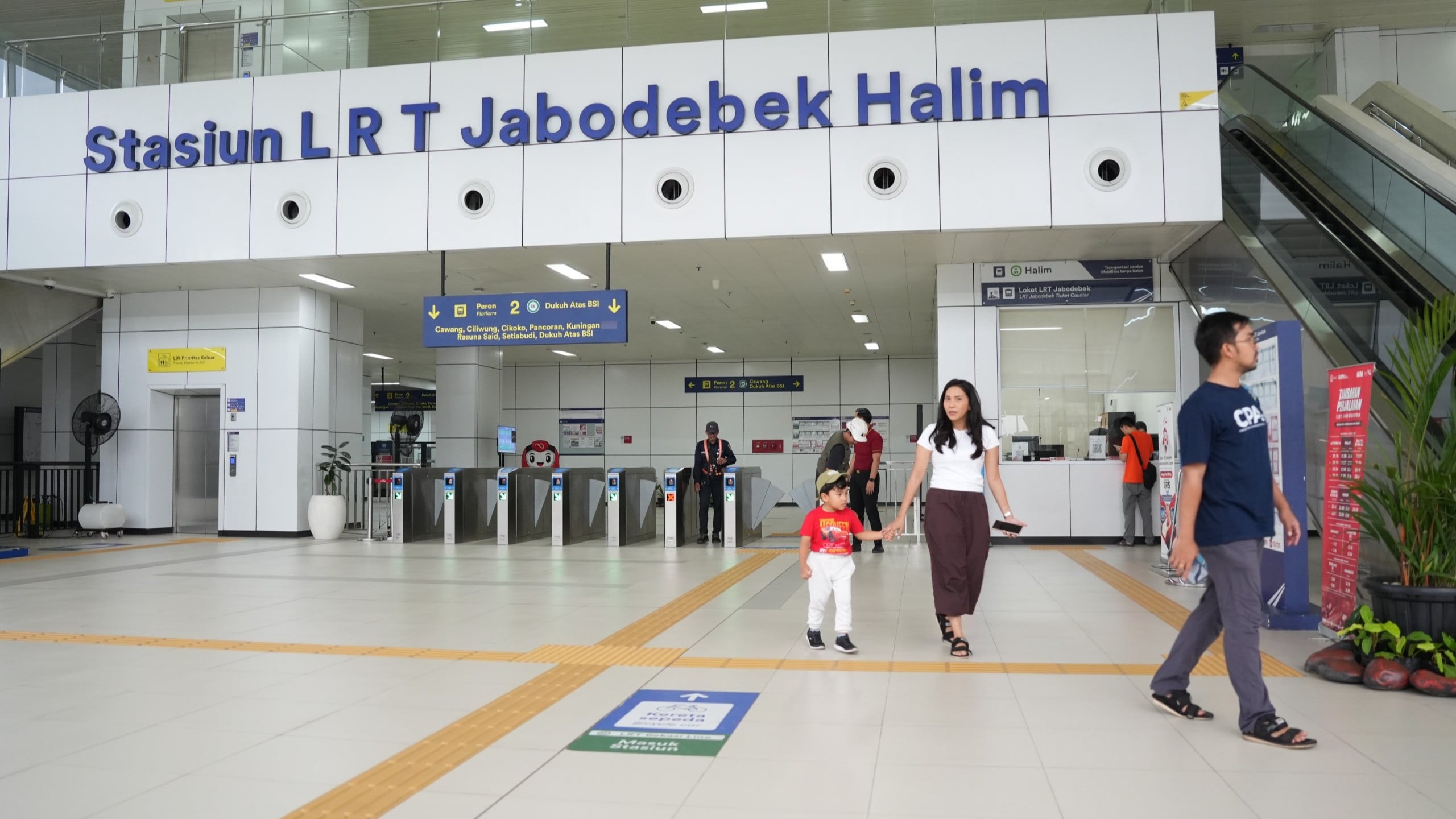 LRT Jabodebek akan melakukan perjalanan pada relasi Dukuh Atas Bank Syariah Indonesia – Jatimulya dengan keberangkatan awal pukul 05.30 WIB.