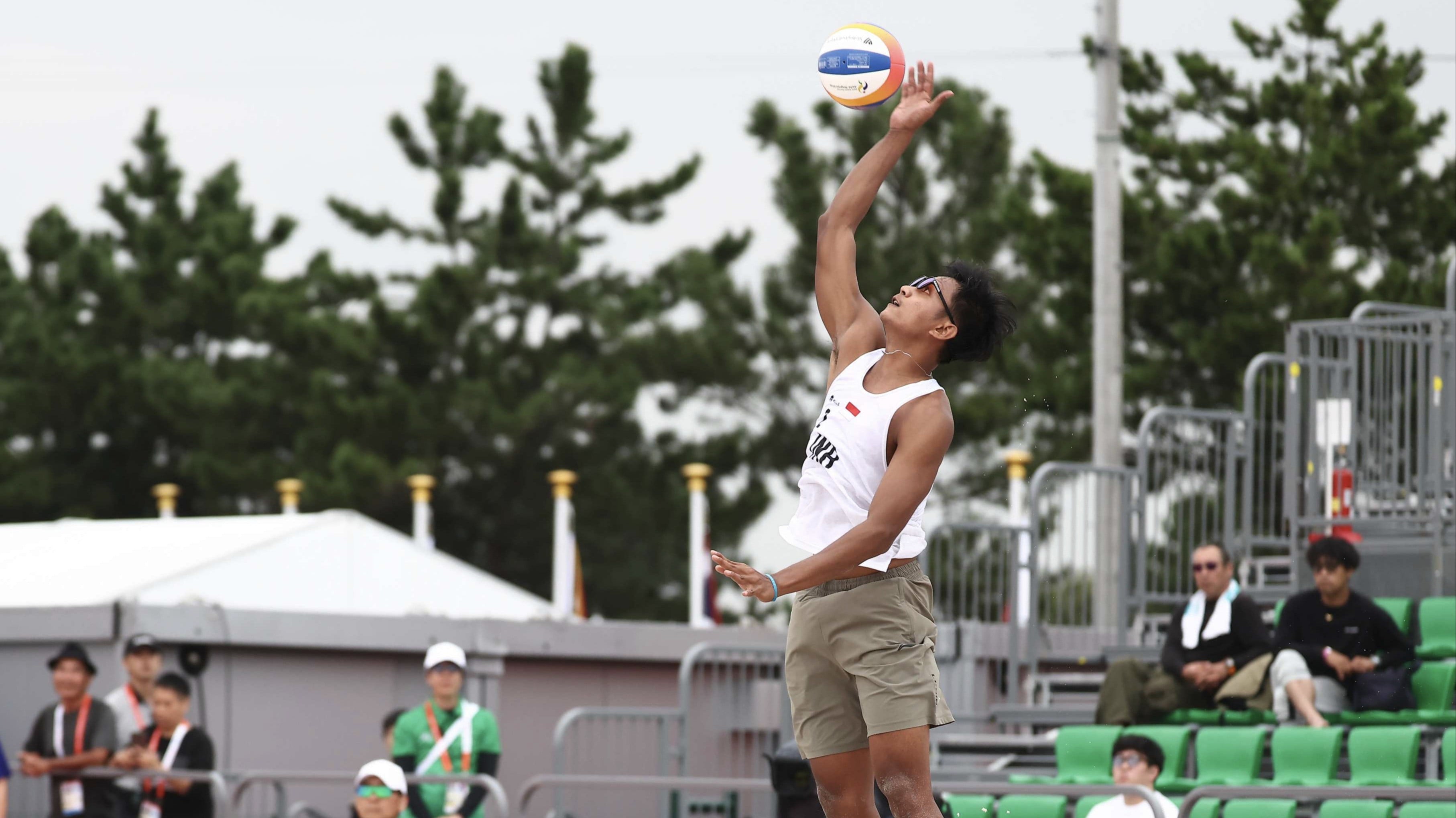 Atlet voli pantai putra Indonesia, Bintang Akbar saat beraksi di Asian Games 2026