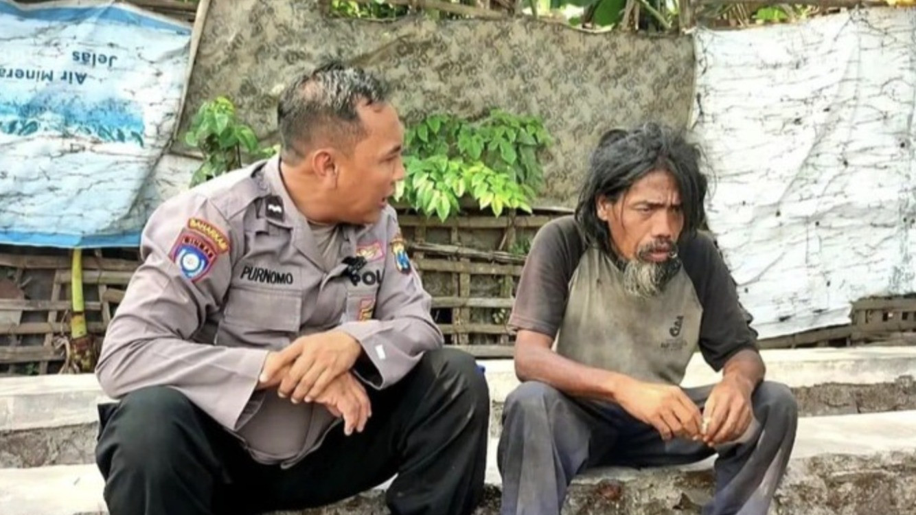 Potret Ipda Purnomo yang aktif melakukan kegiatan sosial dan diunggah kanal Youtube 