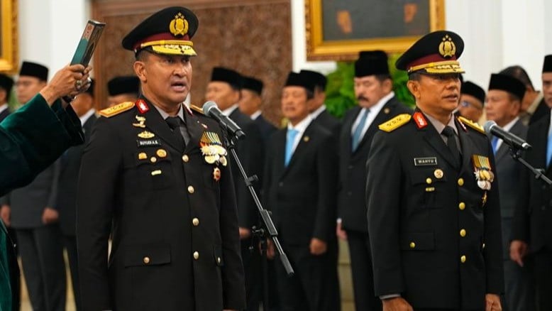 Jenderal Pol. Suyudi Ario Seto (kiri) dan Komjen Pol. Wahyu Hadiningrat dilantik sebagai Kapolri dan Wakapolri oleh Presiden Prabowo Subianto di Istana, Negara, Jakarta, Kamis (1/10).