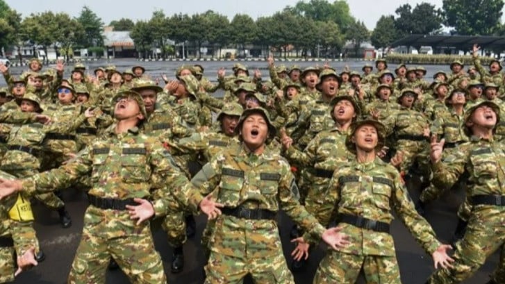 Peserta Program SPPI meneriakkan yel-yel saat mengikuti Latsarmil calon manajer Kopdes Merah Putih di Brigif 1 Marinir Cilandak, Kamis (25/6/2026).