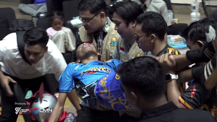 Komedian Dede Sunandar kolaps usai ditinju Vicky Prasetyo