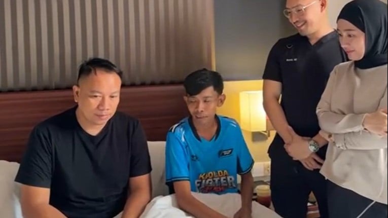 Dede Sunandar dijenguk Vicky Prasetyo setelah tersungkur akibat dihajar di ring tinju