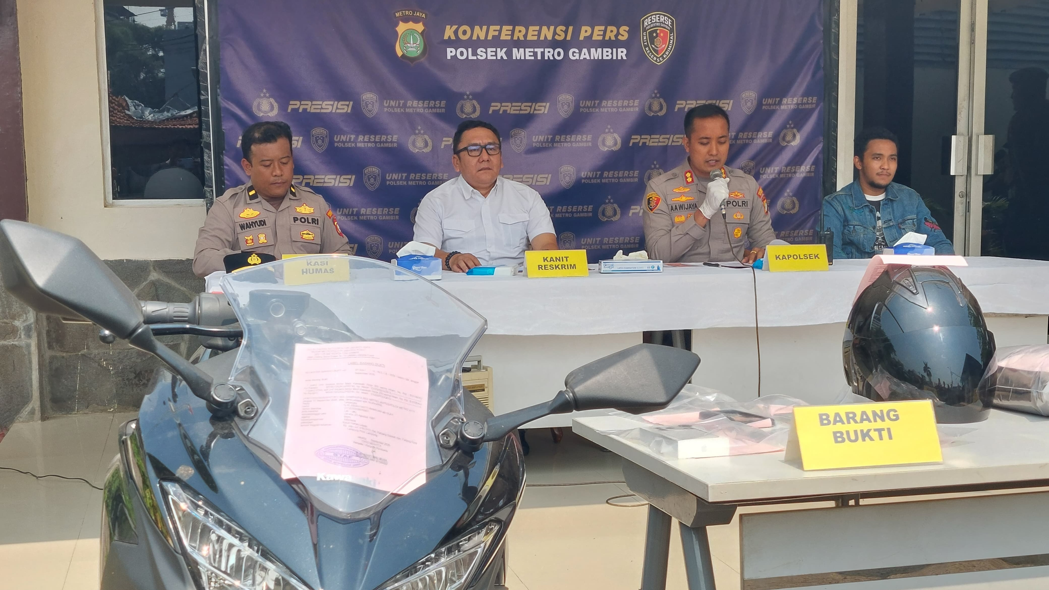 Motor yang digunakan pelaku penjambret ponsel diamankan di Polsek Metro Gambir, Senin (5/10/2026).