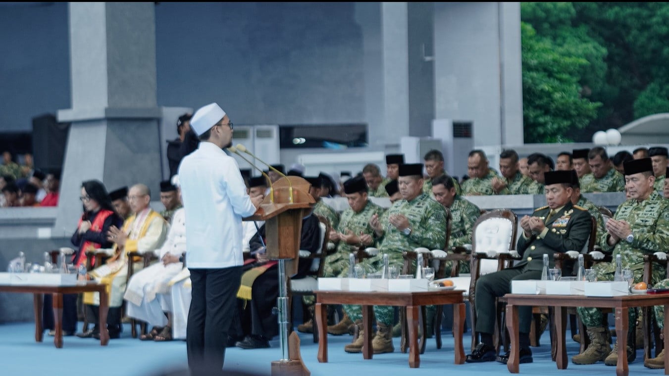 Ustaz Adi Hidayat saat menghadiri acara doa bersama Lintas Agama dalam rangka menyambut HUT ke-81 TNI.