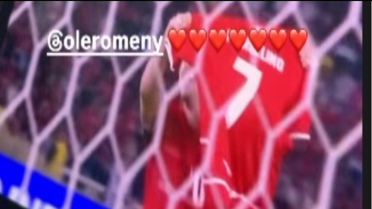 Momen Ole Romeny membawa jersey milik Marselino Ferdinan saat selebrasi juara.