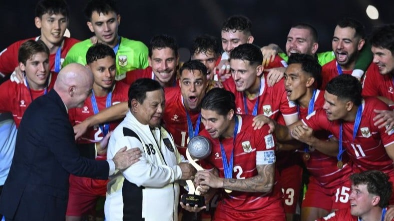 Presiden Prabowo Subianto (kedua kiri) bersama Presiden FIFA Gianni Infantino (kiri) menyerahkan piala juara FIFA ASEAN Cup 2026 kepada Timnas Indonesia.