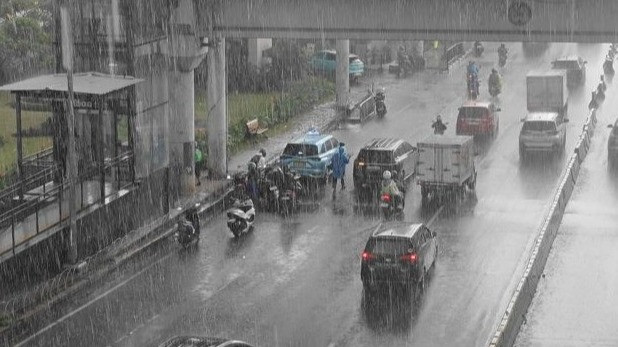Ilustrasi - Sejumlah pengendara kendaraan bermotor melintas dalam keadaan hujan di Jalan Gatot Subroto, Jakarta Selatan.