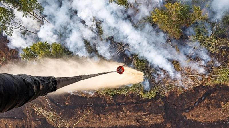 Satuan tugas (Satgas) penanganan kebakaran hutan dan lahan (karhutla) masih berjibaku memadamkan api di Desa Muara Medak, Kecamatan Bayung Lencir, Kabupaten Musi Banyuasin, Sumatera Selatan. (ANTARA/HO)