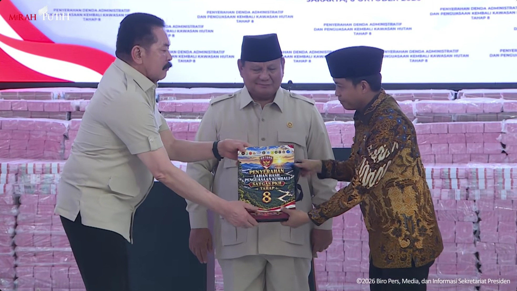 Jaksa Agung ST Burhanuddin menyerahkan aset sitaan Rp13,2 triliun kepada Menteri Kehutanan Raja Juli Antoni