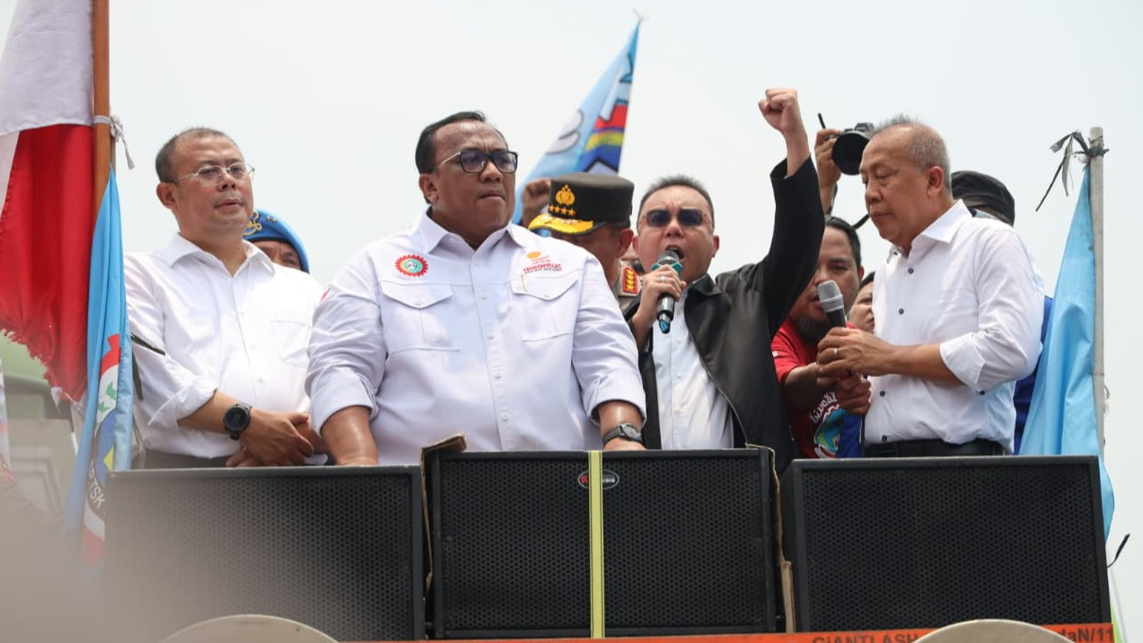 Wakil Ketua DPR RI Sufmi Dasco Ahmad (tangan mengepal) menerima aspirasi buruh.