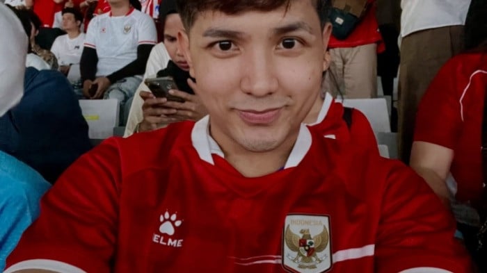 Pedangdut Jirayut saat menonton laga final FIFA ASEAN Cup 2026 antara Timnas Indonesia dan Thailand di SUGBK