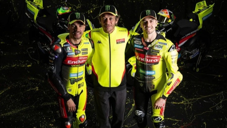 Pemilik Pertamina Enduro VR46 Racing Team Valentino Rossi (tengah) bersama dengan Fabio Di Giannantonio dan Franco Morbidelli