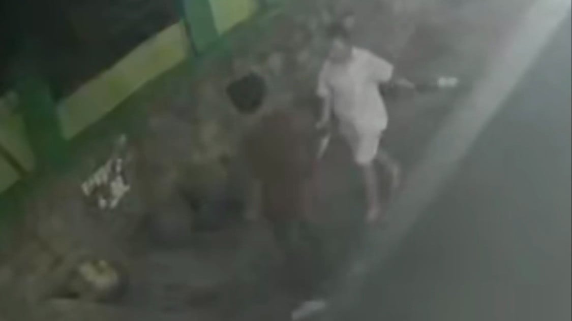 S (20) terekam CCTV bersama anak berkebutuhan khusus yang ia lecehkan di Penjaringan, Jakarta Utara