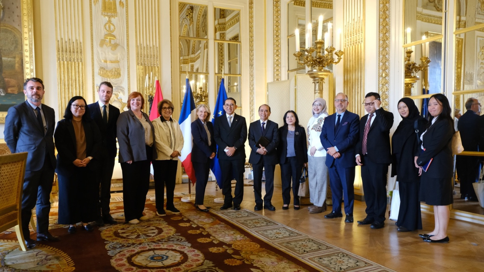 Menteri Kebudayaan Republik Indonesia Fadli Zon dan rombongan seusai melakukan pertemuan bilateral dengan Menteri Kebudayaan Republik Prancis Catherine Pégard di Paris, Rabu (7/10/2026).