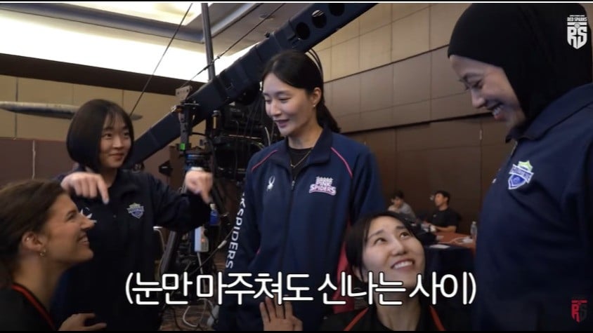 Megawati Hangestri reuni dengan pemain Red Sparks, Yeum Hye-seon, Vanja Bukilic dan Pyo Seung-ju (pink spiders).