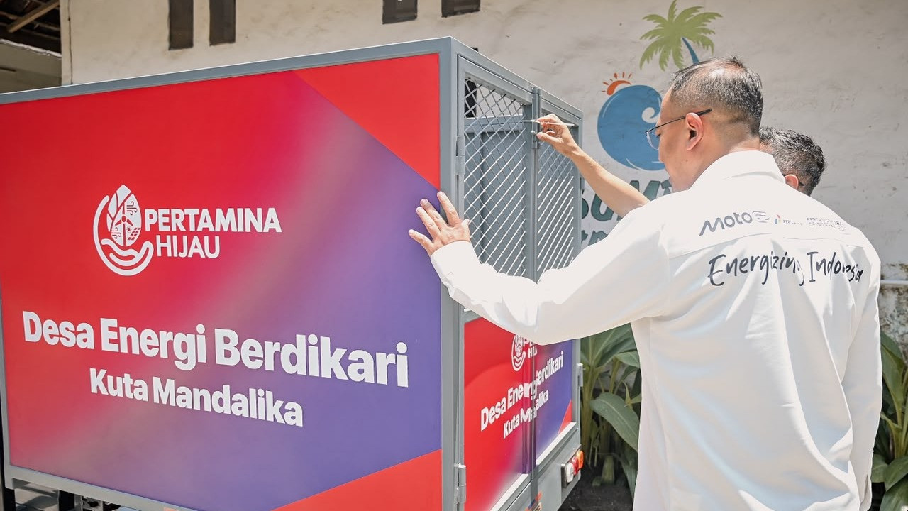 Corporate Secretary Pertamina, Arya Dwi Paramita berbicara dengan local hero dan perangkat desa di Desa Kuta, Lombok, Kamis (8/10/2026).