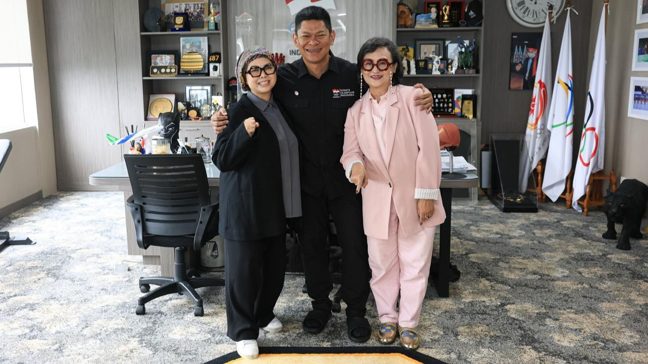 CdM Indonesia untuk Youth Olympic Games 2026, Ita Yuliati (kiri) bersama Ketua Umum NOC Indonesia Raja Sapta Oktohari (tengah)