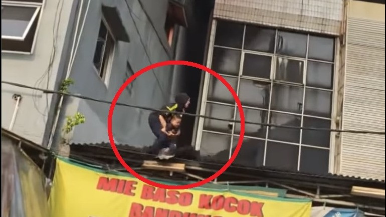 Detik-detik seorang ibu melompat dari atap bangunan yang terbakar sambil menyelamatkan anaknya di Rawamangun, Jakarta Timur pada Jumat (9/10/2026).