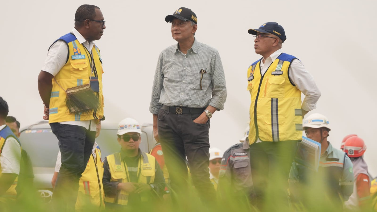 Menteri Pekerjaan Umum (PU) Dody Hanggodo (kemeja abu-abu) tengah meninjau Kawasan Sentra Swasembada Pangan, Energi, dan Air Nasional (KSPEAN) di Wanam, Kabupaten Merauke, Papua Selatan, Kamis (8/10/2026).