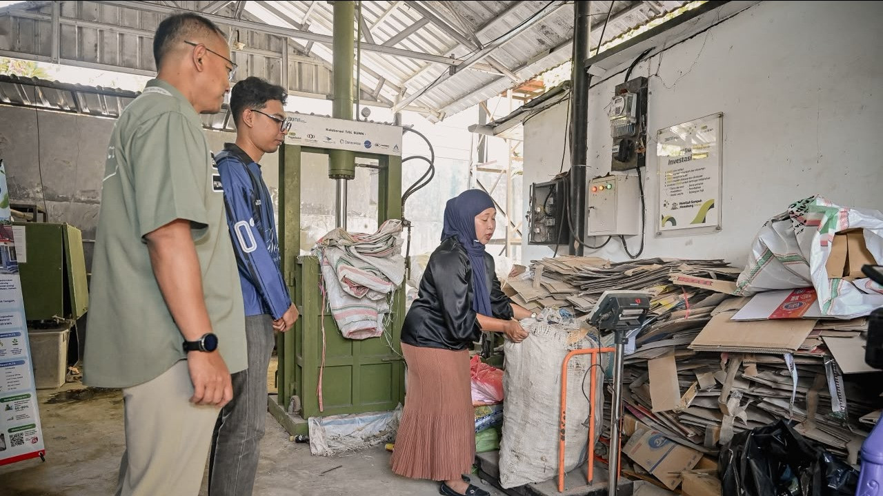 Corporate Secretary Pertamina, Arya Dwi Paramita meninjau Bank Sampah Putri Nyale di Desa Kuta, Lombok pada Jumat (9/10/2026)