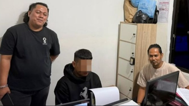 Polisi melakukan pemeriksaan terhadap terduga pelaku penembakan siswa di Markas Polres Garut, Jawa Barat, Sabtu (10/10/2026).
