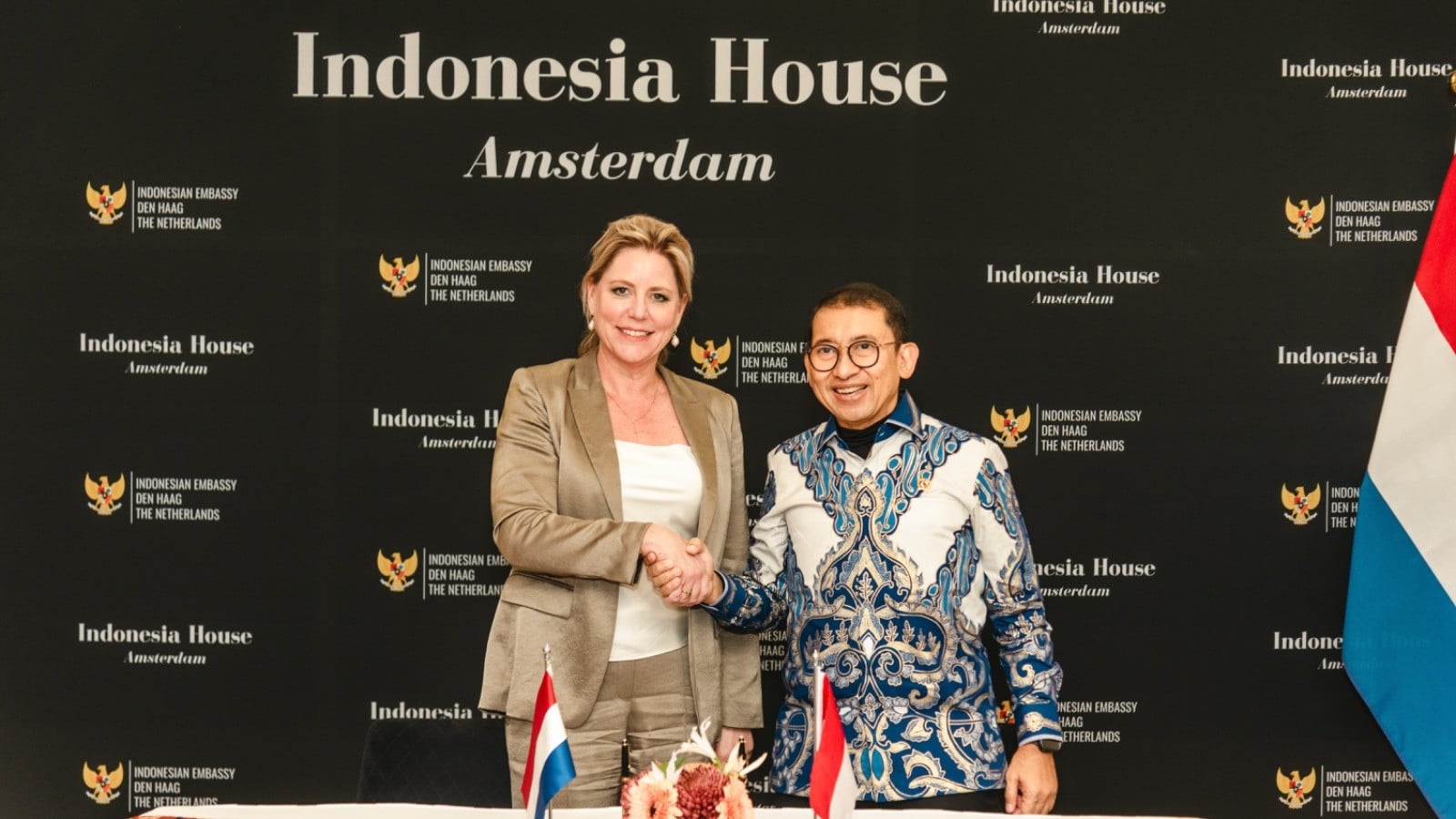 Menteri Kebudayaan Republik Indonesia, Fadli Zon, dan Menteri Pendidikan, Kebudayaan, dan Ilmu Pengetahuan Belanda, Rianne Letschert, di Indonesia House Amsterdam, Jumat (9/10).