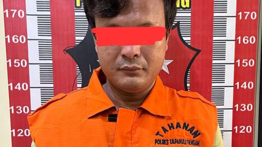 Ayah bejat berinisial FD (40) yang melakukan pencabulan dan persetubuhan terhadap anak kandungnya hingga hamil saat diamankan di Mapolres Tapteng.