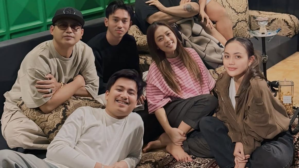 Baru Empat Bulan Jadi Menantu, Yosika Ayumi Buka-bukaan Tabiat Asli Soimah di Rumah: Gak Ada Seramnya
            - galeri foto