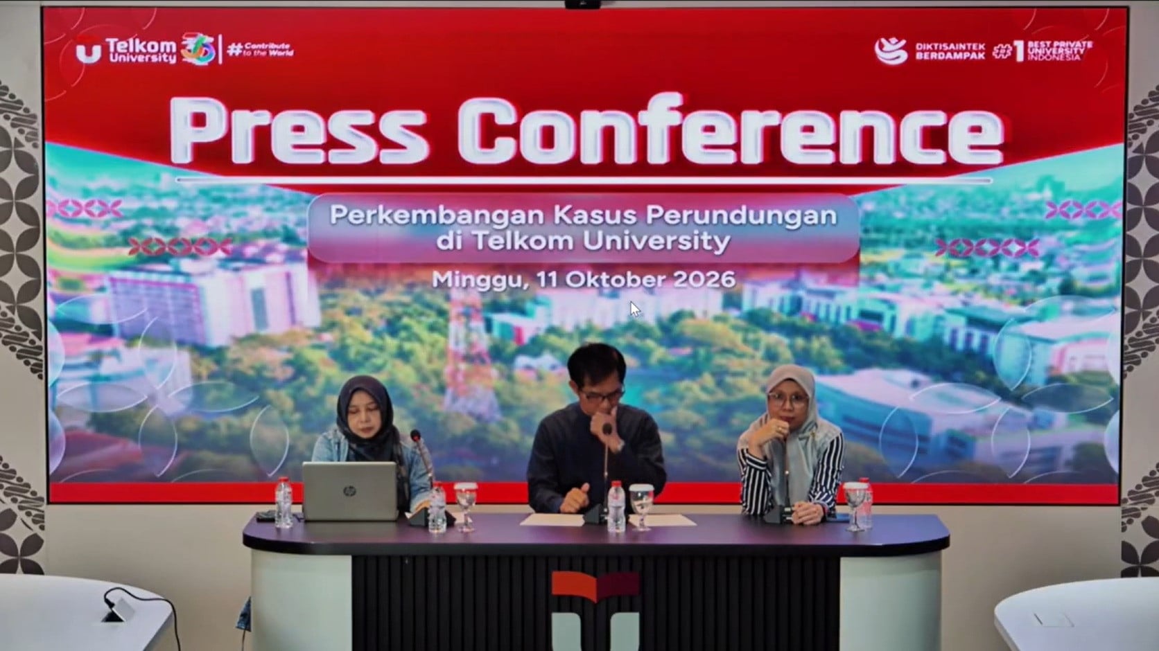 Konferensi pers Universitas Telkom terkait kasus bullying mahasiswa baru terhadap teman satu kamar asramanya, Minggu (11/10/2026).