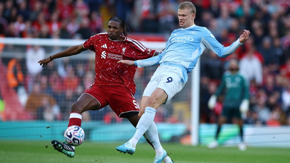 Erling Haaland berduel dengan Jeremy Jacquet di laga Manchester City kontra Liverpool
