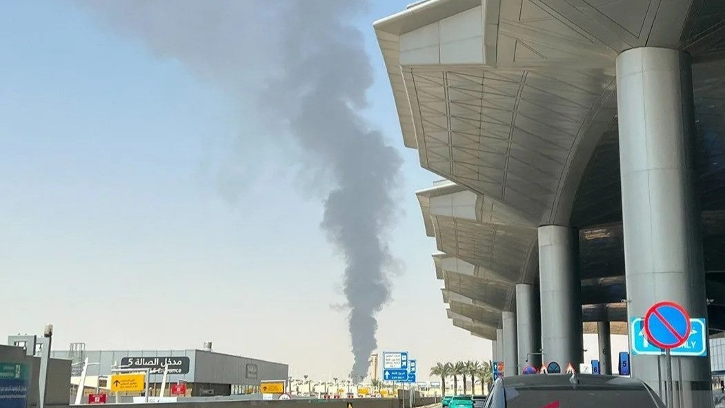 Kelompok Houthi melancarkan serangan yang menargetkan Bandara Internasional King Khalid di Riyadh, ibu kota Arab Saudi, pada Sabtu (10/10).